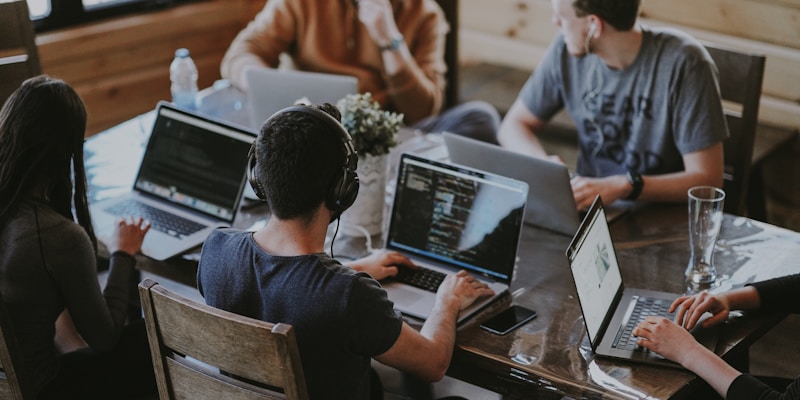 PG国际专业团队协作讨论技术方案的工作场景